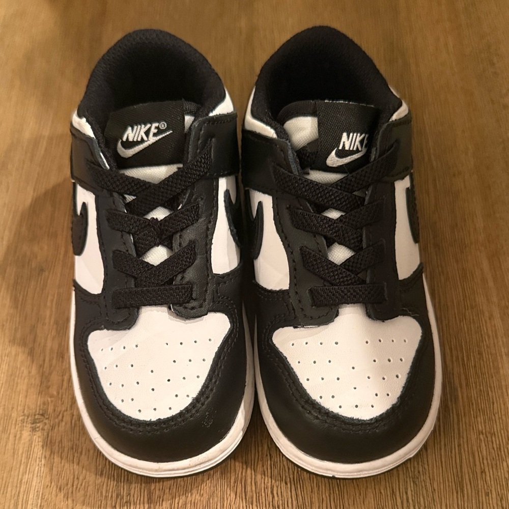 Nike Kids Black and White Low-Top Sneakers - Picture 2 of 4